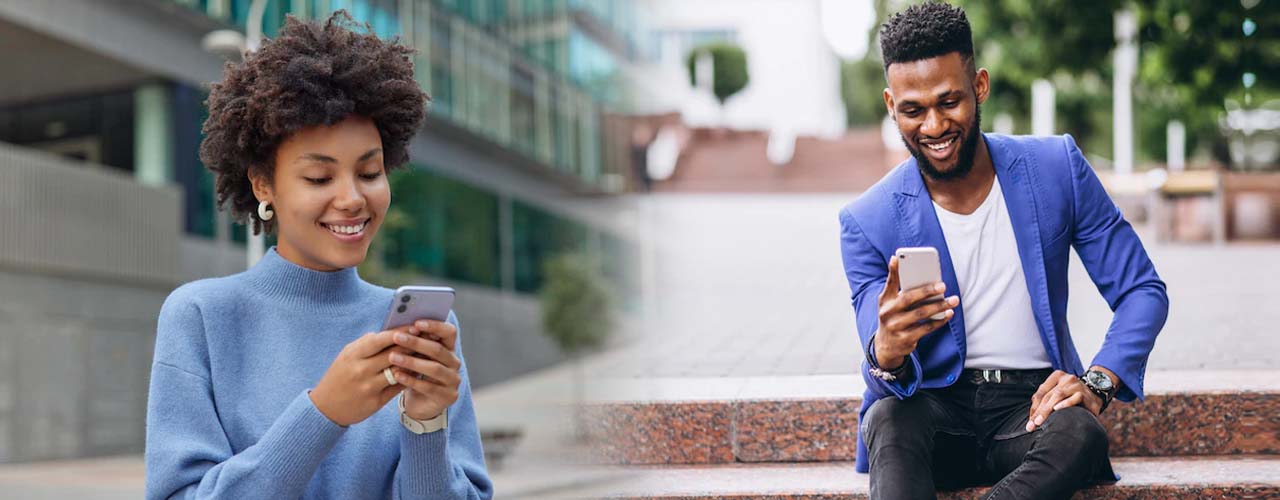 Mulher e homem olhando para a tela do celular